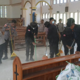 Pascagempa M 7,7 di NTT, Polri dan Umat Gotong Royong Bersihkan Gereja Aeramo Nagekeo