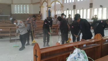 Pascagempa M 7,7 di NTT, Polri dan Umat Gotong Royong Bersihkan Gereja Aeramo Nagekeo