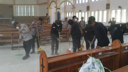 Pascagempa M 7,7 di NTT, Polri dan Umat Gotong Royong Bersihkan Gereja Aeramo Nagekeo