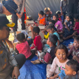 Pesan Mendalam Kapolda NTT saat Tinjau Pengungsi Gempa M 7,7: Anak Korban Tak Boleh Kehilangan Harapan