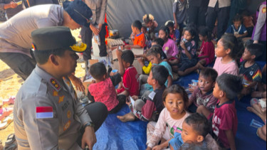 Pesan Mendalam Kapolda NTT saat Tinjau Pengungsi Gempa M 7,7: Anak Korban Tak Boleh Kehilangan Harapan