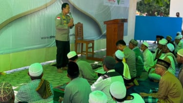 Kunjungi Nagekeo Terdampak Gempa, Kapolda NTT Beri Bantuan Rp100 Juta ke Masjid