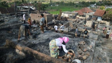 Desa Adat Sade Lombok Terbakar, Ratusan Rumah Berbahan Bambu dan Ilalang Ludes