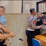 Haru! Polisi Beri Izin Seorang Ayah yang Dipenjara untuk Peluk Anaknya