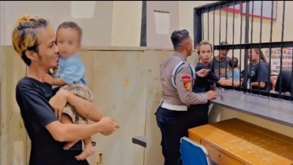 Haru! Polisi Beri Izin Seorang Ayah yang Dipenjara untuk Peluk Anaknya