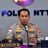 Sulit Dijangkau Jalur Darat, Polda NTT Drop Bantuan dari Udara ke Desa di Puncak Gunung Palue
