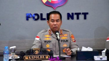 Sulit Dijangkau Jalur Darat, Polda NTT Drop Bantuan dari Udara ke Desa di Puncak Gunung Palue