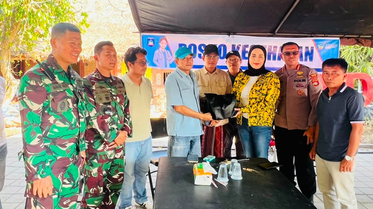 Kebakaran Desa Adat Sade Lombok Tengah Hanguskan 120 Rumah, Sari Yuliati Serahkan Bantuan
            - galeri foto