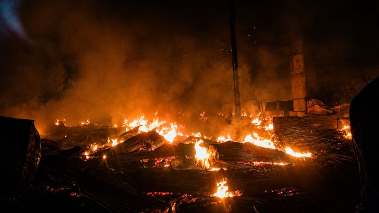 Kebakaran Melanda Pasar Bintara Bekasi, Suami Pedagang Sedih Lapak dan Dagangan Hangus Dilahap Si Jago Merah
            - galeri foto