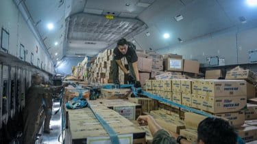 Enam Pesawat TNI AU Angkut 31 Ton Bantuan ke NTT dan 500 Pompa untuk Padamkan Karhutla