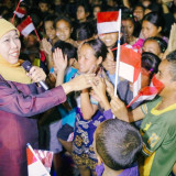 Pulihkan Keceriaan Anak-Anak Pascagempa NTT, Gubernur Khofifah Dorong Trauma Healing Berkelanjutan di Lokasi Pengungsian