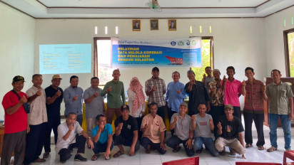 Nelayan Garam Desa Sebubus Sambas Binaan PSPP UMJ dapat Pelatihan Tata Kelola Koperasi dan Pemasaran Produk Kelautan