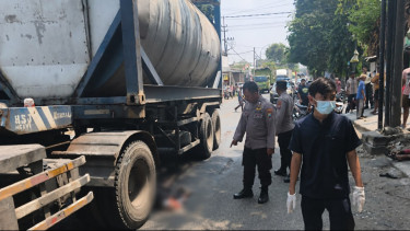 Tragis! Seorang Ibu Tewas Dibonceng Anaknya, Terpental dan Terseret Truk Tronton di Bojonegoro