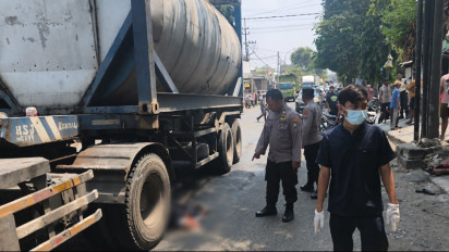 Tragis! Seorang Ibu Tewas Dibonceng Anaknya, Terpental dan Terseret Truk Tronton di Bojonegoro