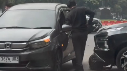 Diduga Matel, Video Viral Dua Pria Terekam Masuk Kolong Mobil di GBK hingga Bikin Warga Resah