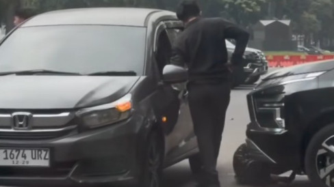 Diduga Matel, Video Viral Dua Pria Terekam Masuk Kolong Mobil di GBK hingga Bikin Warga Resah