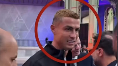 Viral Muka Masam Cristiano Ronaldo Usai Jabat Tangan Presiden FIFA di Paris