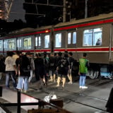 Lagi-lagi Terjadi! Viral Kereta Tabrak Taksi Listrik, Tidak Ada Korban Jiwa