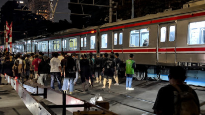 Lagi-lagi Terjadi! Viral Kereta Tabrak Taksi Listrik, Tidak Ada Korban Jiwa