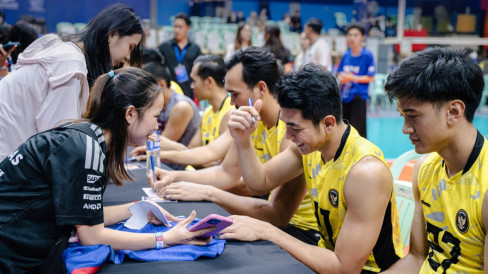 Photo: tvonenews.com Indonesian Volleyball Players Swarmed by Fans in Cambodia
