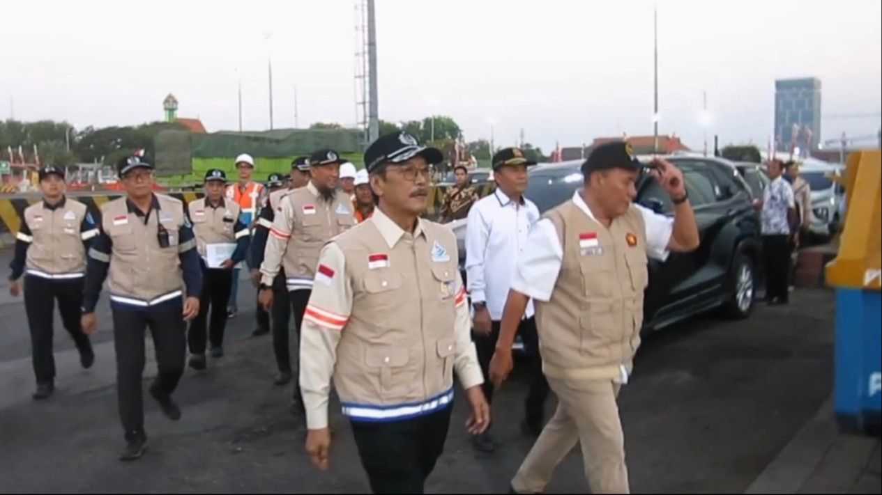12 Truk Bantuan dari Surabaya Tiba di Flores, Perkuat Logistik Korban Gempa
            - galeri foto