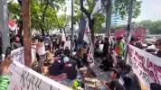 Jelang Demo 27 Agustus 2026, Massa Aksi Mulai Siapkan Atribut Depan Gedung DPR