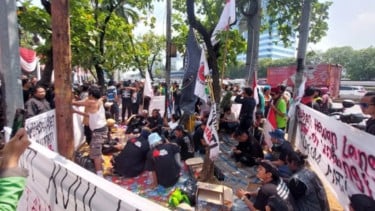Jelang Demo 27 Agustus 2026, Massa Aksi Mulai Siapkan Atribut Depan Gedung DPR