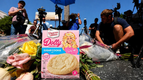 Dolly Parton Legenda Musik Country Meninggal Dunia di Usia 80 Tahun, Trump Minta Kibarkan Bendera AS Setengah Tiang