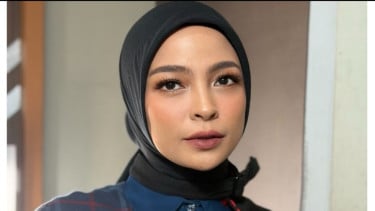 Perjalanan Tantri Kotak Mantap Berhijab, Sempat Berniat Keluar Band hingga Alami Insiden 'Berdarah' dengan Cella