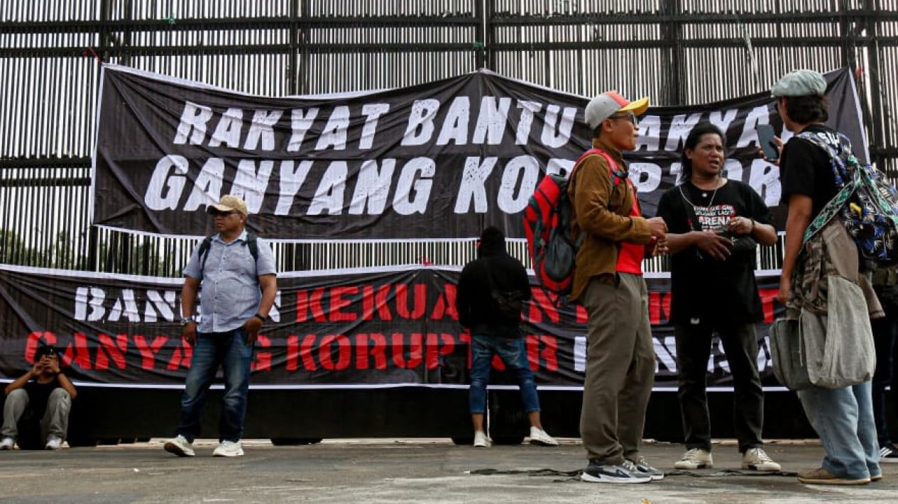 Lensa Berbicara: Jelang Aksi 27 Agustus, Spanduk 'Hukum Mati Koruptor' Terbentang di Depan DPR
            - galeri foto
