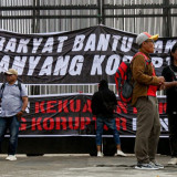 Lensa Berbicara: Jelang Aksi 27 Agustus, Spanduk  Hukum Mati Koruptor  Terbentang di Depan DPR