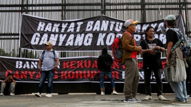 Lensa Berbicara: Jelang Aksi 27 Agustus, Spanduk 'Hukum Mati Koruptor' Terbentang di Depan DPR