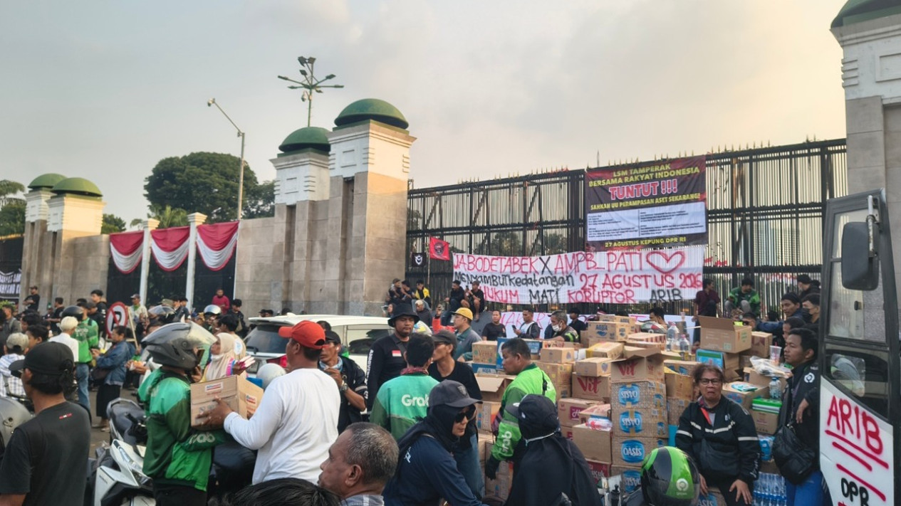 Puan Sebut Pimpinan DPR Siap Terima Massa Aksi, Minta Warga yang Demo Besok Tidak Ricuh
            - galeri foto