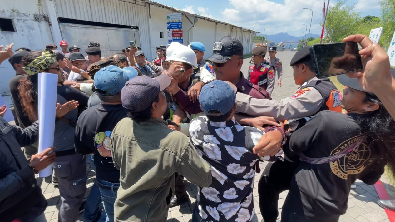 12 Tahun Tanah Diserobot Perusahaan, Aksi Demo Warga Banyuwangi Diwarnai Kericuhan
            - galeri foto