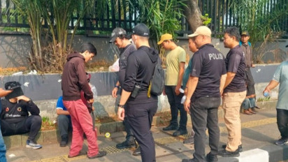 Polisi Lakukan Pemeriksaan Acak Massa Menuju DPR, Pastikan Tak Ada yang Bawa Benda Berpotensi Membahayakan