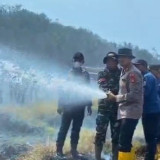Upaya Penyebaran Karhutla, Kapolres OKU Timur Berjibaku Padamkan Titik Api di Lahan Gambut