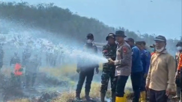 Upaya Penyebaran Karhutla, Kapolres OKU Timur Berjibaku Padamkan Titik Api di Lahan Gambut