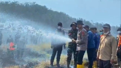 Upaya Penyebaran Karhutla, Kapolres OKU Timur Berjibaku Padamkan Titik Api di Lahan Gambut