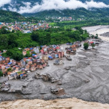 Detik-detik Mencekam Banjir Bandang Sapu Perbatasan China-Nepal, Rekaman CCTV Warga Berhamburan Viral