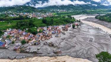Detik-detik Mencekam Banjir Bandang Sapu Perbatasan China-Nepal, Rekaman CCTV Warga Berhamburan Viral