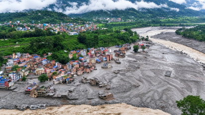 Detik-detik Mencekam Banjir Bandang Sapu Perbatasan China-Nepal, Rekaman CCTV Warga Berhamburan Viral