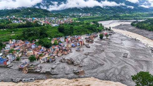 Detik-detik Mencekam Banjir Bandang Sapu Perbatasan China-Nepal, Rekaman CCTV Warga Berhamburan Viral