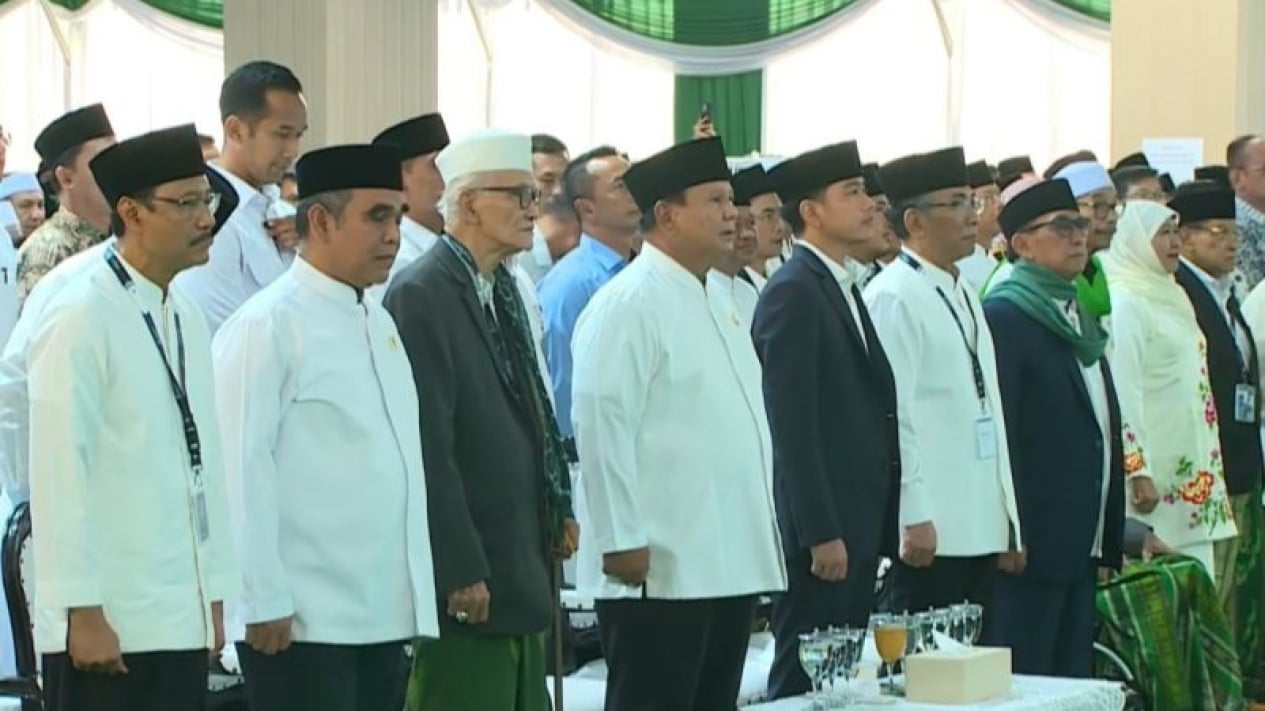 Tiba di Ponpes Bahrul Ulum Jombang, Presiden Prabowo dan Wapres Gibran Hadiri Pembukaan Muktamar ke-35 NU
            - galeri foto