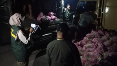 TNI AL dan Balai Karantina Gagalkan Penyelundupan Ratusan Karung Bawang Tanpa Dokumen di Natuna