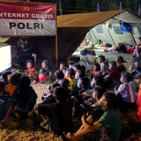 Antusias Puluhan Anak-anak Nonton TV di Pengungsian Nagekeo, Polda NTT: Kita Juga Beri Bantuan Internet Gratis
