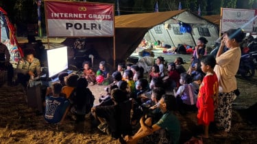 Antusias Puluhan Anak-anak Nonton TV di Pengungsian Nagekeo, Polda NTT: Kita Juga Beri Bantuan Internet Gratis
