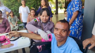 Polda NTT Gelar Trauma Healing dan Cek Kesehatan Gratis untuk Korban Gempa Manggarai Barat