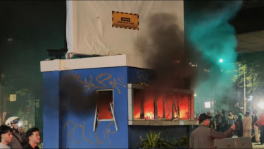 Usai Aksi Unjuk Rasa, Massa Bakar Pos Polisi Slipi