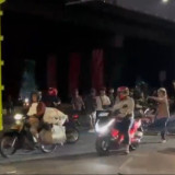 Hujan Gas Air Mata dan Batu Warnai Bentrokan Aparat dan Massa Pendemo di DPR RI