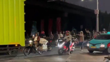 Hujan Gas Air Mata dan Batu Warnai Bentrokan Aparat dan Massa Pendemo di DPR RI
